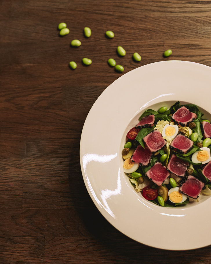 Кухня ELLE DECORATION: салат «Нисуаз» со свежим тунцом