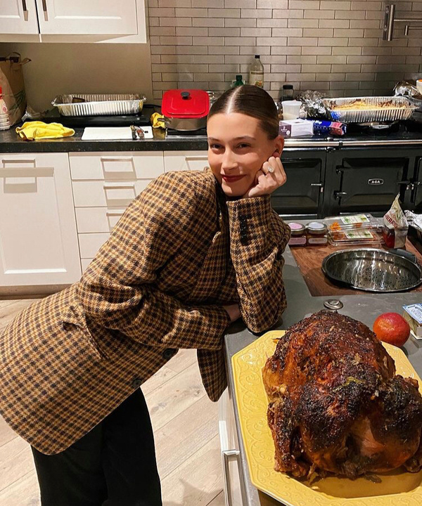 Happy Thanksgiving Day: Хейли Бибер показала самую аппетитную индейку. Обещаем, у вас разыграется аппетит!