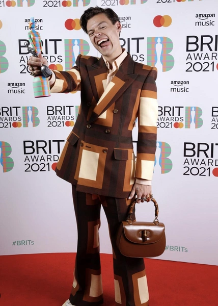 Гарри Стайлс, Дуа Липа, Тейлор Свифт — лучшие образы с премии Brit Awards 2021