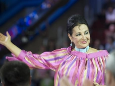 В кокетливой шляпке и ярком наряде. Ирина Винер на тренировке в своем центре, несмотря на развод – видео