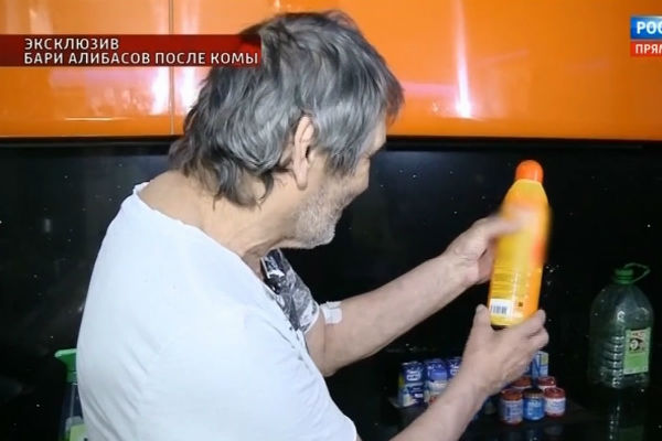 Бари Алибасов показал, как выпил жидкость для очистки труб