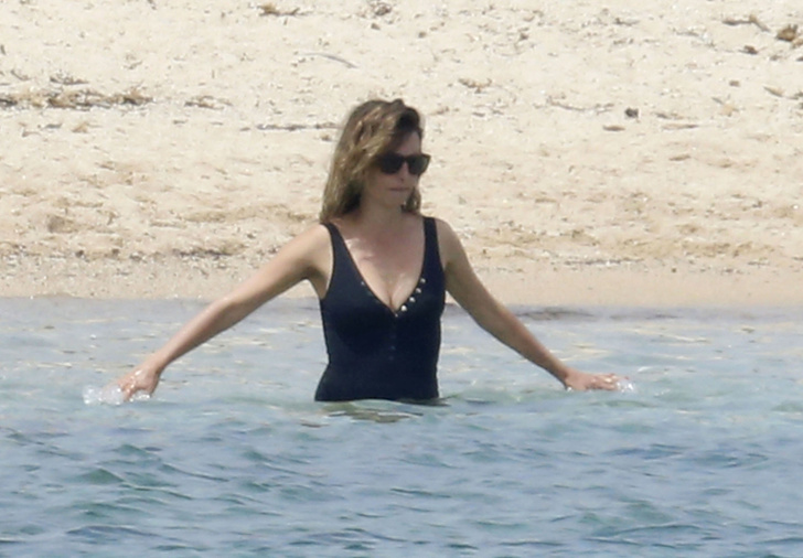Даже в купальнике — совершенна: Пенелопа Крус на пляже Сардинии