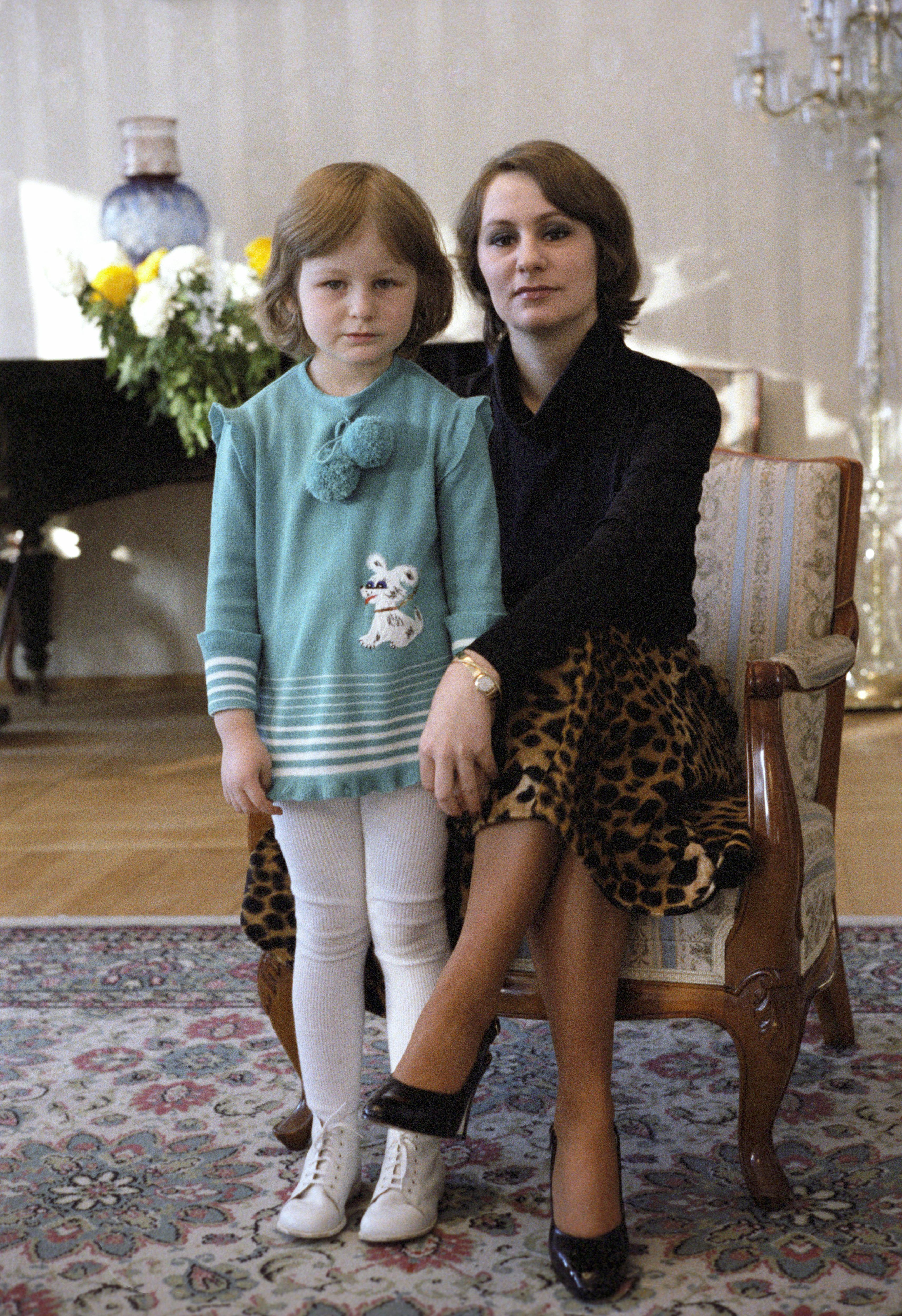 Сначала маму потом дочь. Дочь и внучка Галины Брежневой. Фото внучки Брежнева. Внучка Галины Брежневой фото.