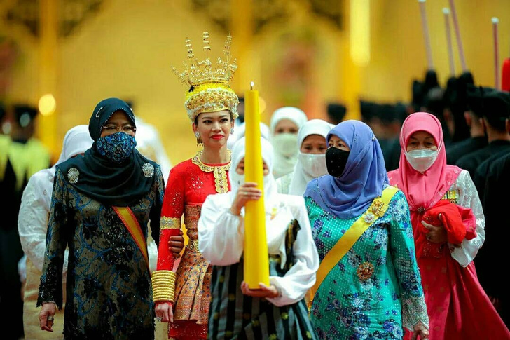 Фото №3 - Дочь султана Брунея вышла замуж в короне своей мачехи