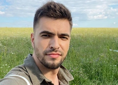 Макаров вышел на сцену со змеей, а Костюшкин спел песню Милохина: новый выпуск «Шоумаскгоон»