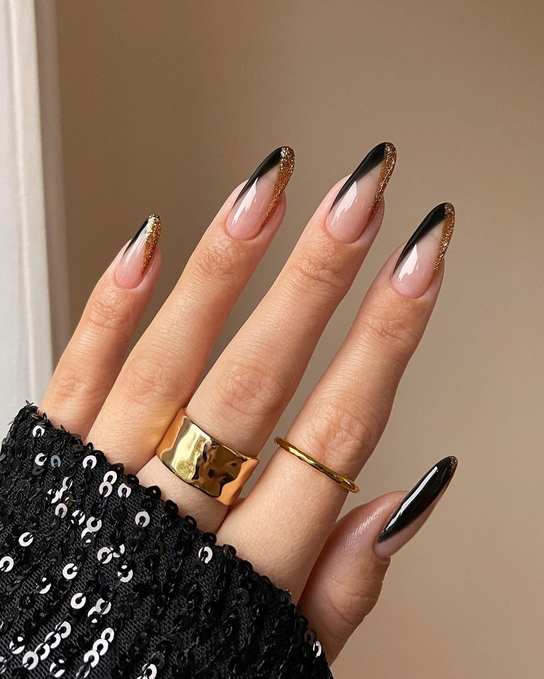 Дизайн ногтей черный с золотом - 69 photo