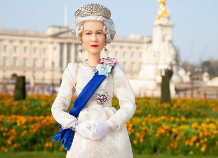 Как выглядит и сколько стоит кукла Барби в образе королевы Елизаветы II