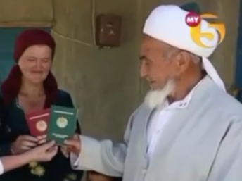 75-летний дедушка из Узбекистана женился и в пятый раз стал папой