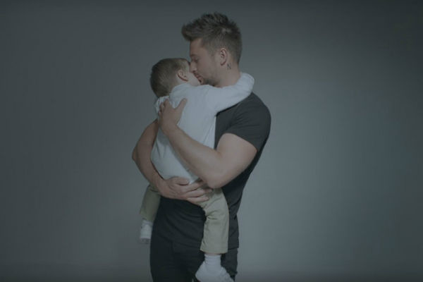В новом видео Сергея Лазарева снялись влюбленные пары и он сам с сыном Никитой