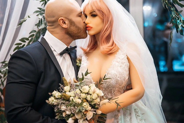Юрий Толочко с куклой Марго | woman.ru