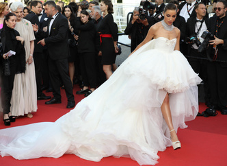 «Мисс Вселенная» Оливия Калпо прилетела в Канны в фантазийном свадебном платье. И теперь к ней невозможно подойти на два метра