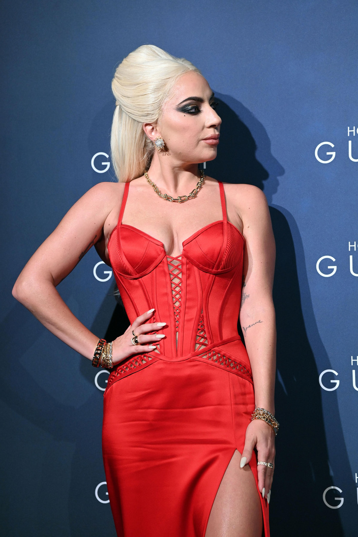 Красный — значит горячий: Леди Гага в корсетном платье Versace