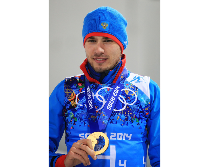 Антон Шипулин позирует с золотой олимпийской медалью в Сочи, 2014 год.