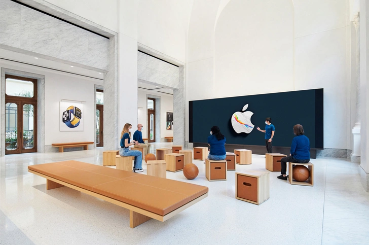 Новый бутик Apple в Риме по проекту Foster + Partners