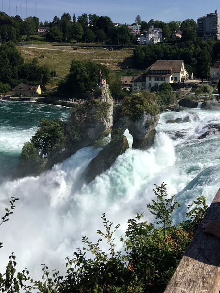 «Рейнский водопад достоин своей славы» — писал  историк  Николай Карамзин